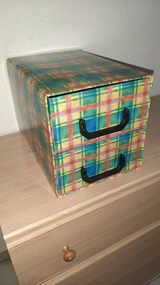 Mini cajonera de escritorio decorada