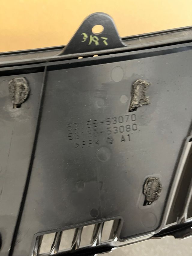 REJILLA LEXUS IS II E2 250