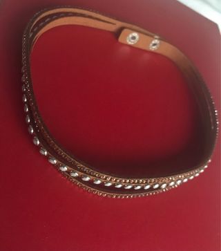 Collar de cuero rojo y metal NUEVO