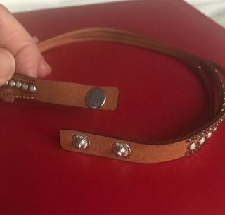 Collar de cuero rojo y metal NUEVO