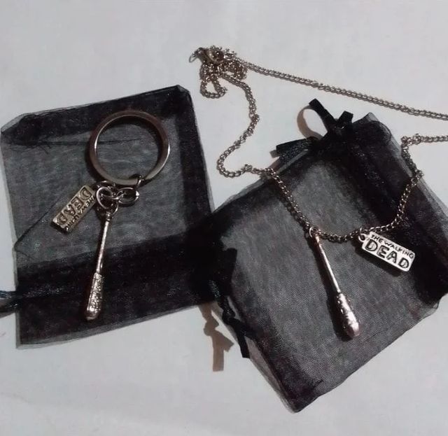 Bate de Walking dead en llavero y en colgante
