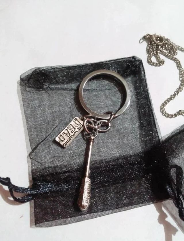 Bate de Walking dead en llavero y en colgante