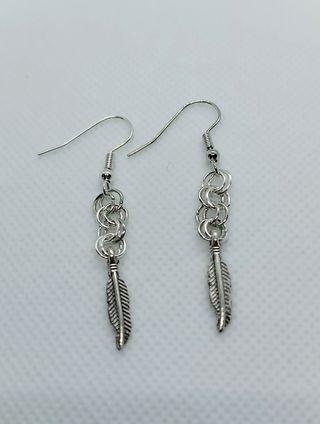 Pendientes plateados plumas