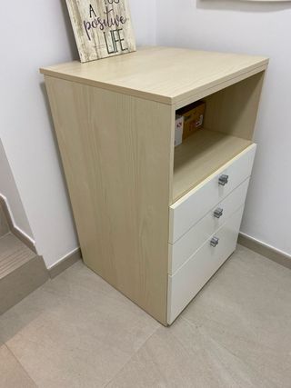 Estupenda comoda de HOME bilbao  y mesa escritorio