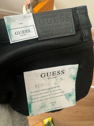 Pantalones Guess vaqueros con etiquetas