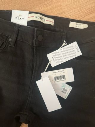 Pantalones Guess vaqueros con etiquetas