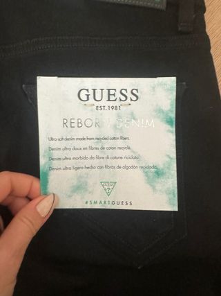 Pantalones Guess vaqueros con etiquetas