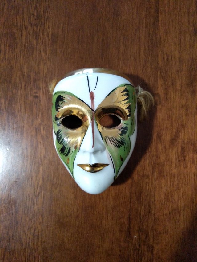 Maschera in ceramica