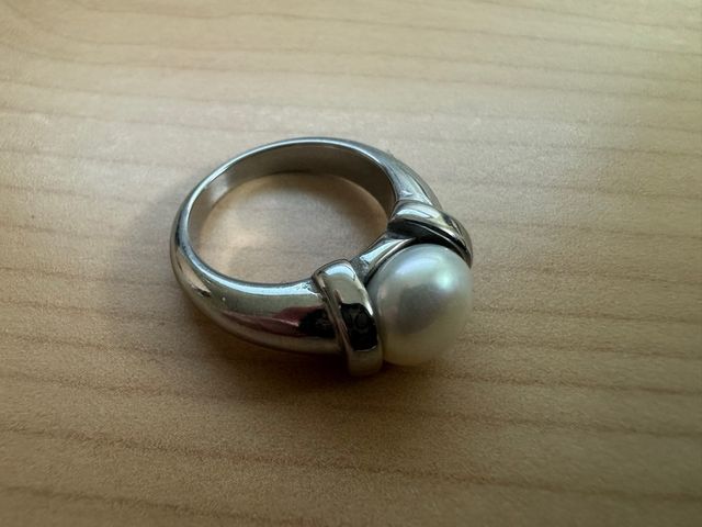 Anillo de acero con perla