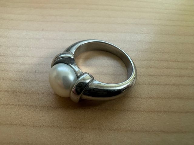 Anillo de acero con perla