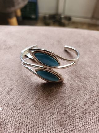 Colgante, brazalete y anillo ojo de gato