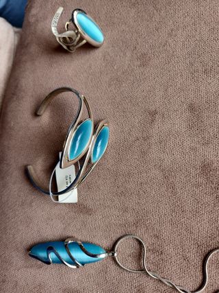 Colgante, brazalete y anillo ojo de gato