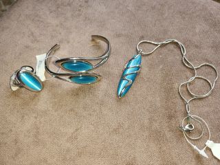 Colgante, brazalete y anillo ojo de gato