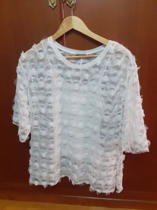 Camiseta con transparencias 