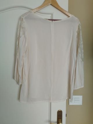 Blusa con encaje en mangas