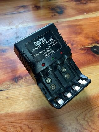 Cargador pilas universal