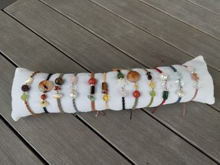 Pulseras macramé con piedras y plata .