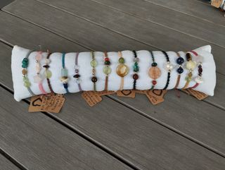 Pulseras macramé con piedras y plata .