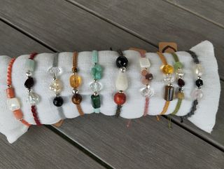 Pulseras macramé con piedras y plata .