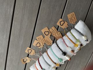 Pulseras macramé con piedras y plata .