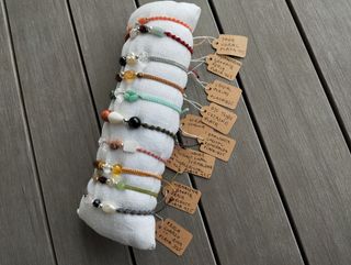 Pulseras macramé con piedras y plata .