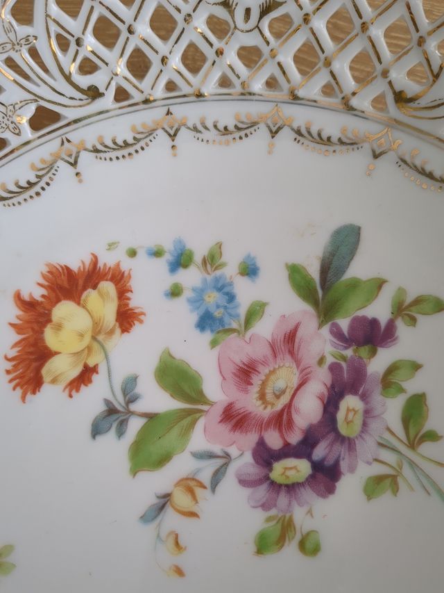 Frutero de porcelana,pintado a mano.