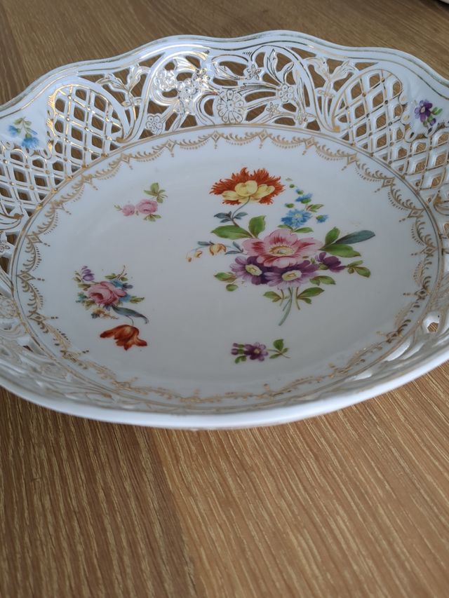 Frutero de porcelana,pintado a mano.