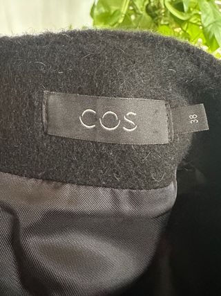 Falda tubo de paño negra de COS
