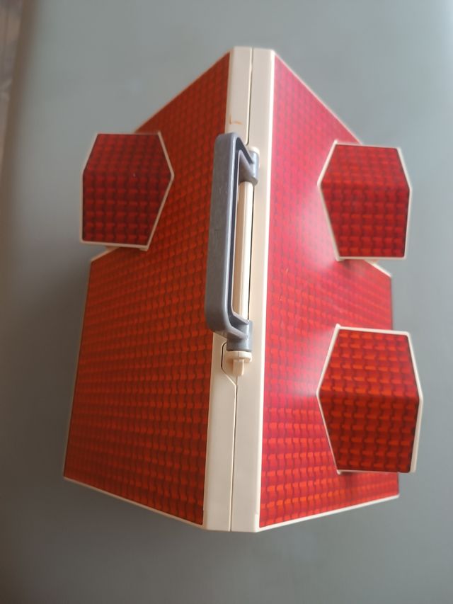 CASITA DE PLAYMOBIL CON LOS MUÑECOS Y AMUEBLADA