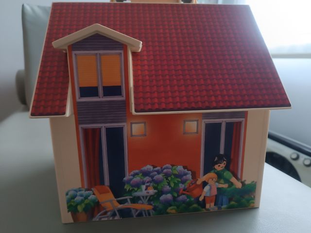 CASITA DE PLAYMOBIL CON LOS MUÑECOS Y AMUEBLADA