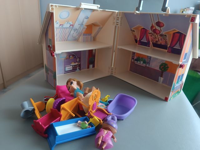 CASITA DE PLAYMOBIL CON LOS MUÑECOS Y AMUEBLADA