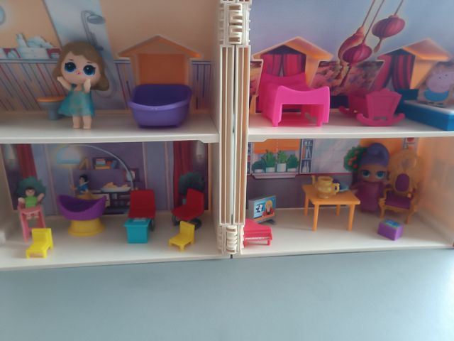 CASITA DE PLAYMOBIL CON LOS MUÑECOS Y AMUEBLADA