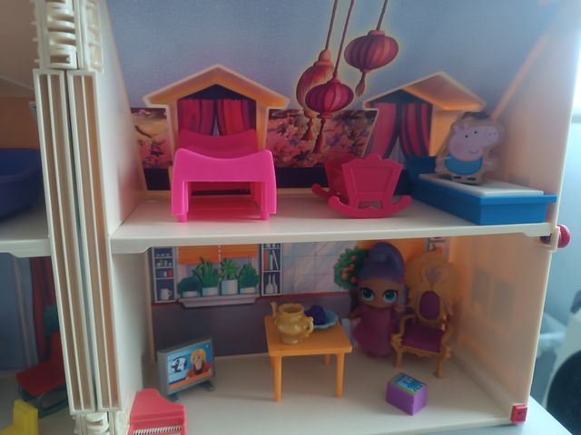 CASITA DE PLAYMOBIL CON LOS MUÑECOS Y AMUEBLADA