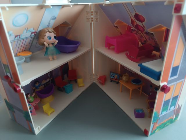 CASITA DE PLAYMOBIL CON LOS MUÑECOS Y AMUEBLADA