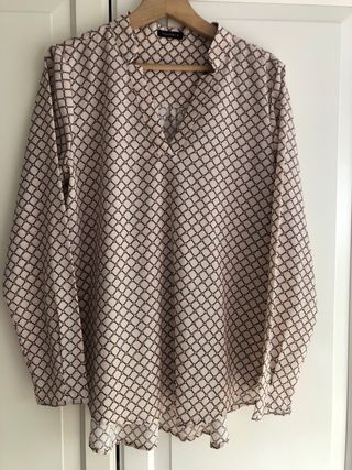 Camisa fondo crudo/rosado con dibujo de cadenas