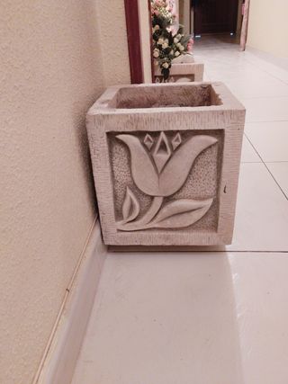 Un macetero de piedra
