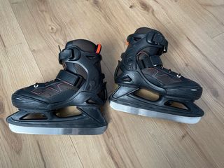 PATINES SOBRE HIELO FIT100 JR. TALLA 32/35.