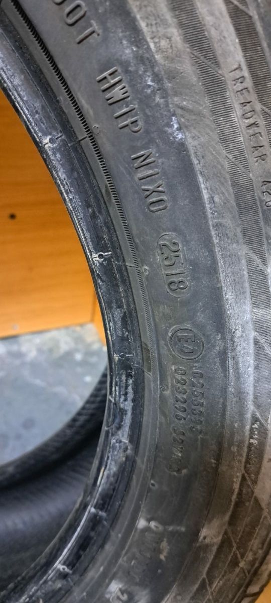 Neumatico 235/50 R18V continental