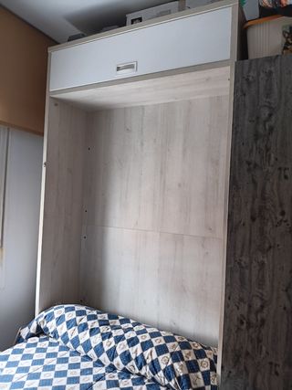 Cama abatible  de madera maciza.