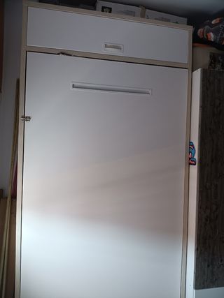 Cama abatible  de madera maciza.