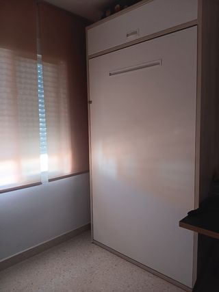 Cama abatible  de madera maciza.