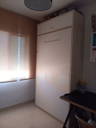 Cama abatible  de madera maciza.