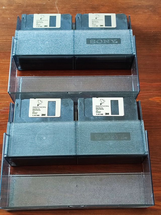 40 Floppy 3.5" HD 3M formattati in due contenitori