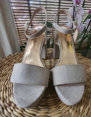 Sandálias bege escuro.