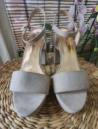 Sandálias bege escuro.