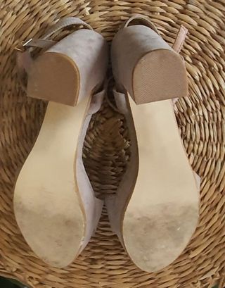 Sandálias bege escuro.