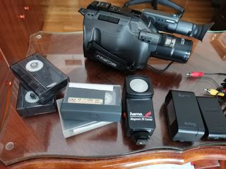 CAMARA DE VIDEO CON  CINTAS Y COMPLEMENTOS