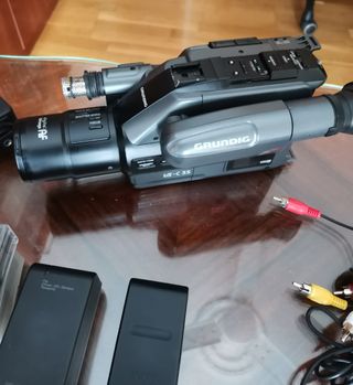 CAMARA DE VIDEO CON  CINTAS Y COMPLEMENTOS