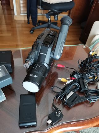 CAMARA DE VIDEO CON  CINTAS Y COMPLEMENTOS