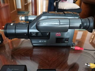 CAMARA DE VIDEO CON  CINTAS Y COMPLEMENTOS